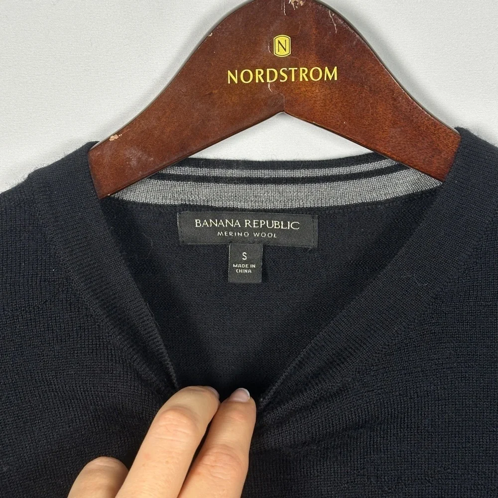 Banana Republic Men's Classic Black Crewneck Sweater Small